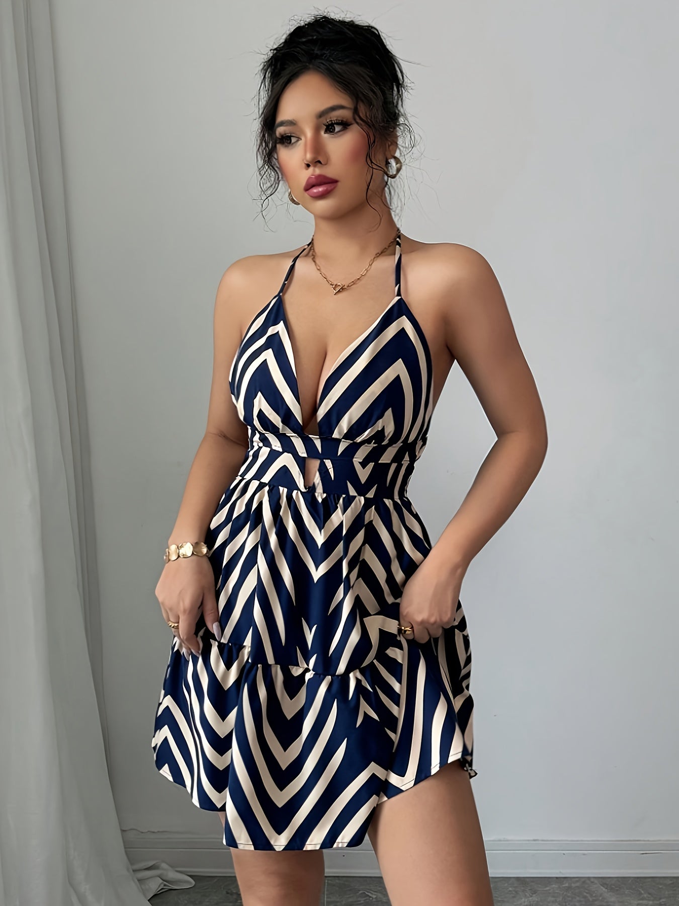 Vestido Corto Escote Halter Estampado Geométrico Azul Marino y Blanco Casual de Verano con Falda de Volantes
