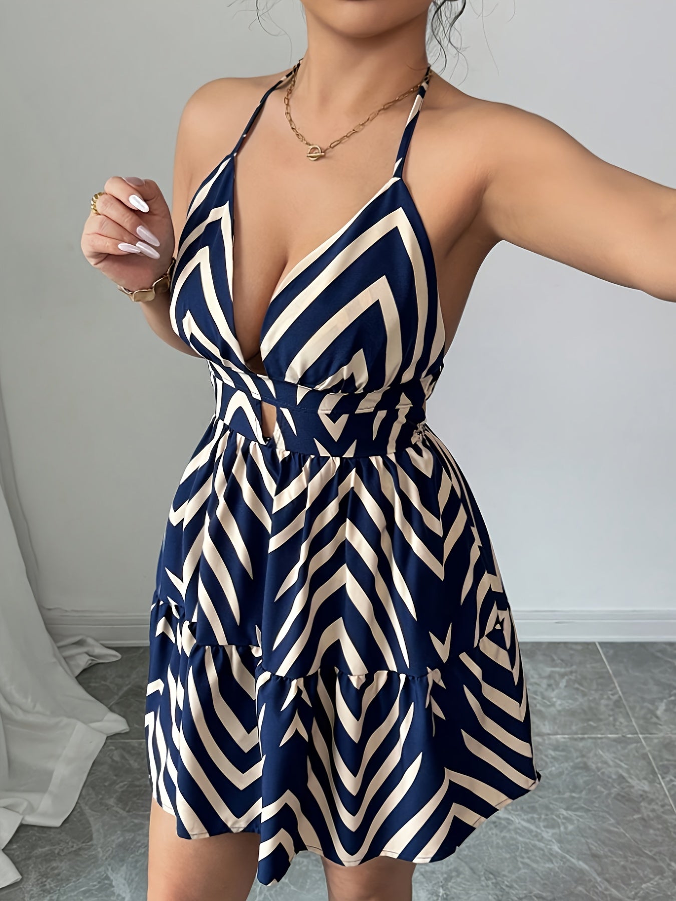 Vestido Corto Escote Halter Estampado Geométrico Azul Marino y Blanco Casual de Verano con Falda de Volantes