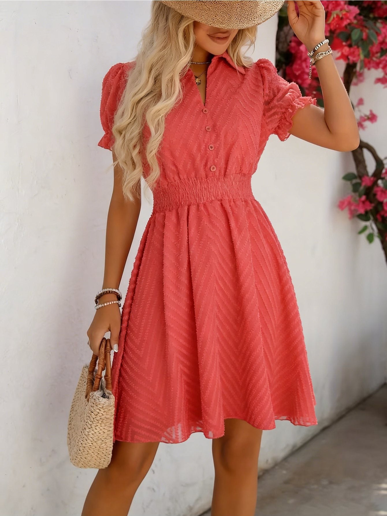 Vestido corto de mujer con cuello alto, cintura fruncida, mangas abullonadas y tejido texturizado. Perfecto para salidas informales y para lucir a la moda en verano.