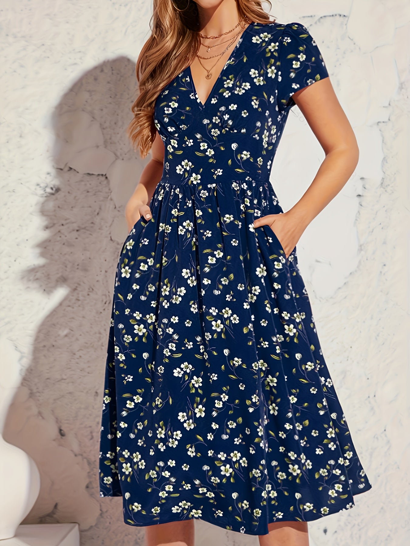Vestido Elegante de Manga Corta con Estampado Floral y Cintura Ajustada en la Cadera, Modelo A-Line