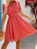 Vestido corto de mujer con cuello alto, cintura fruncida, mangas abullonadas y tejido texturizado. Perfecto para salidas informales y para lucir a la moda en verano.