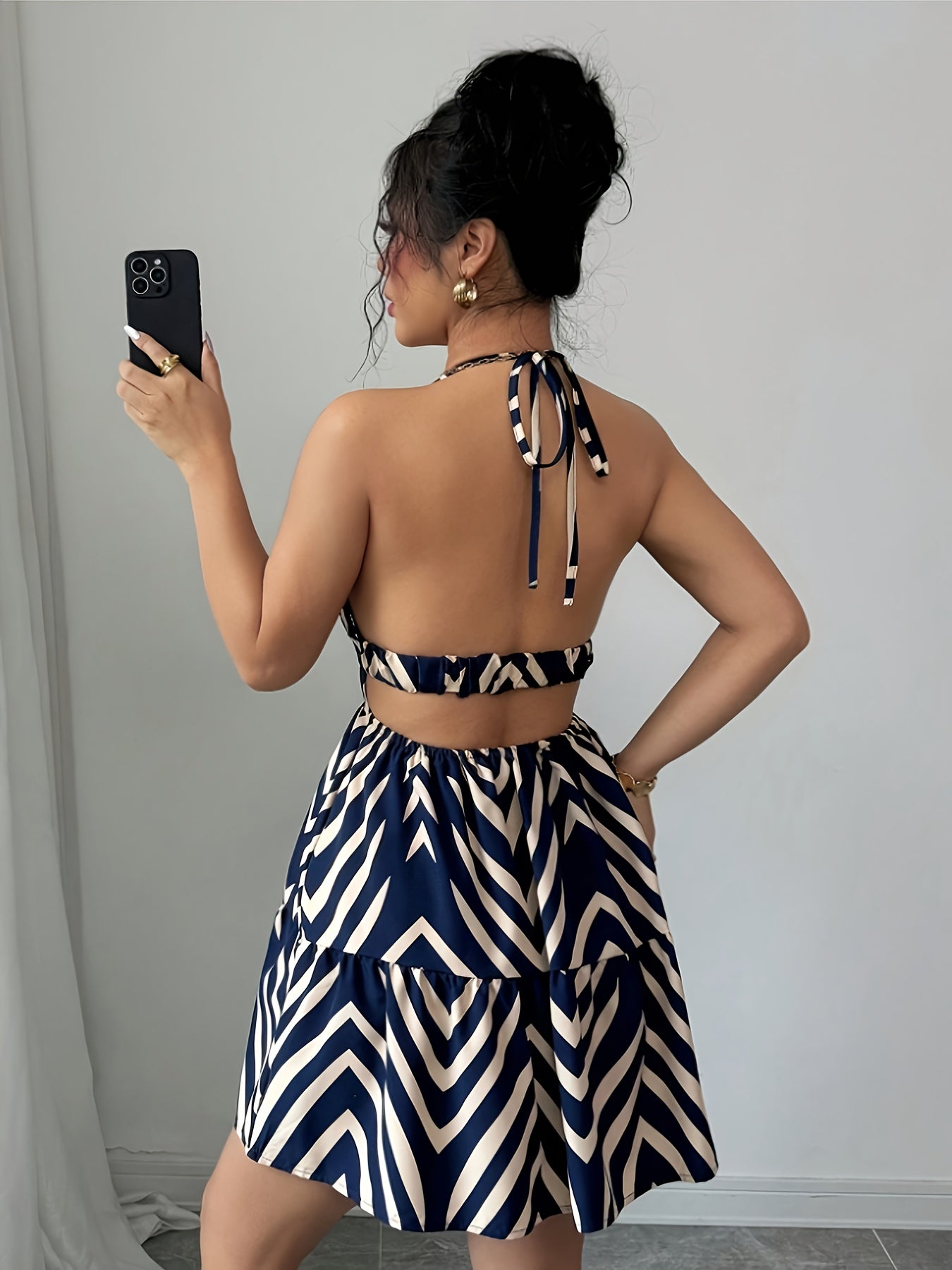 Vestido Corto Escote Halter Estampado Geométrico Azul Marino y Blanco Casual de Verano con Falda de Volantes