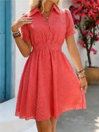 Vestido corto de mujer con cuello alto, cintura fruncida, mangas abullonadas y tejido texturizado. Perfecto para salidas informales y para lucir a la moda en verano.