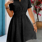 Vestido corto de mujer con cuello alto, cintura fruncida, mangas abullonadas y tejido texturizado. Perfecto para salidas informales y para lucir a la moda en verano.