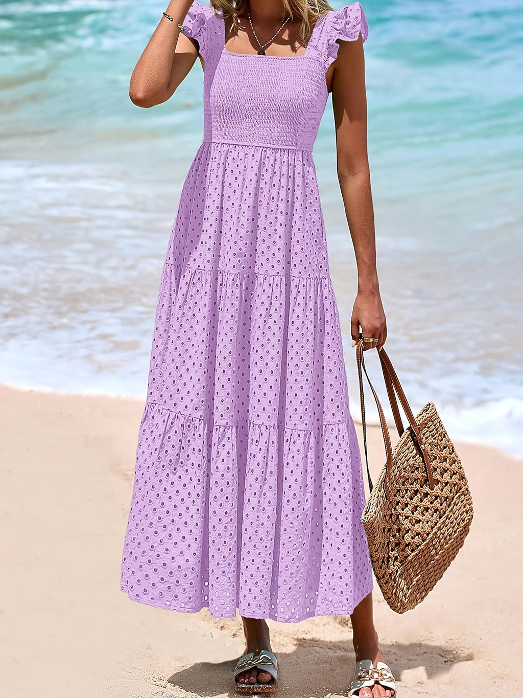 Vestido Midi Bordado Rey Estilo Playero para Verano con Tirantes y Detalle Calado