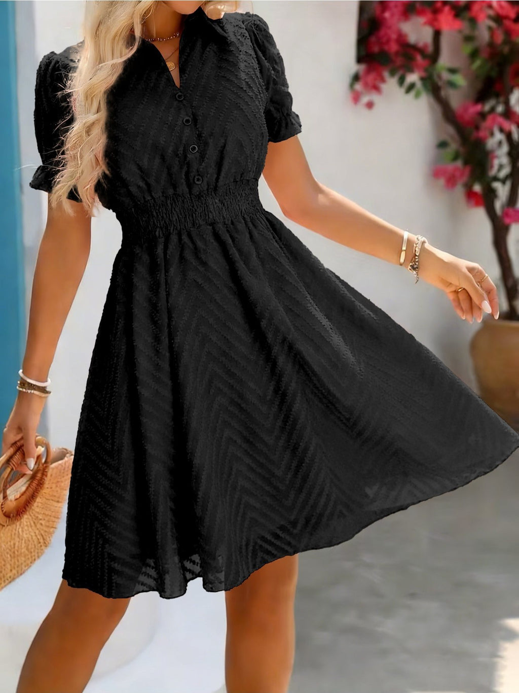 Vestido corto de mujer con cuello alto, cintura fruncida, mangas abullonadas y tejido texturizado. Perfecto para salidas informales y para lucir a la moda en verano.